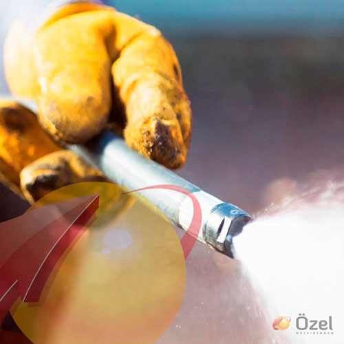 Kleine blusmiddelen met water- en schuimvoerende armaturen (Özel)